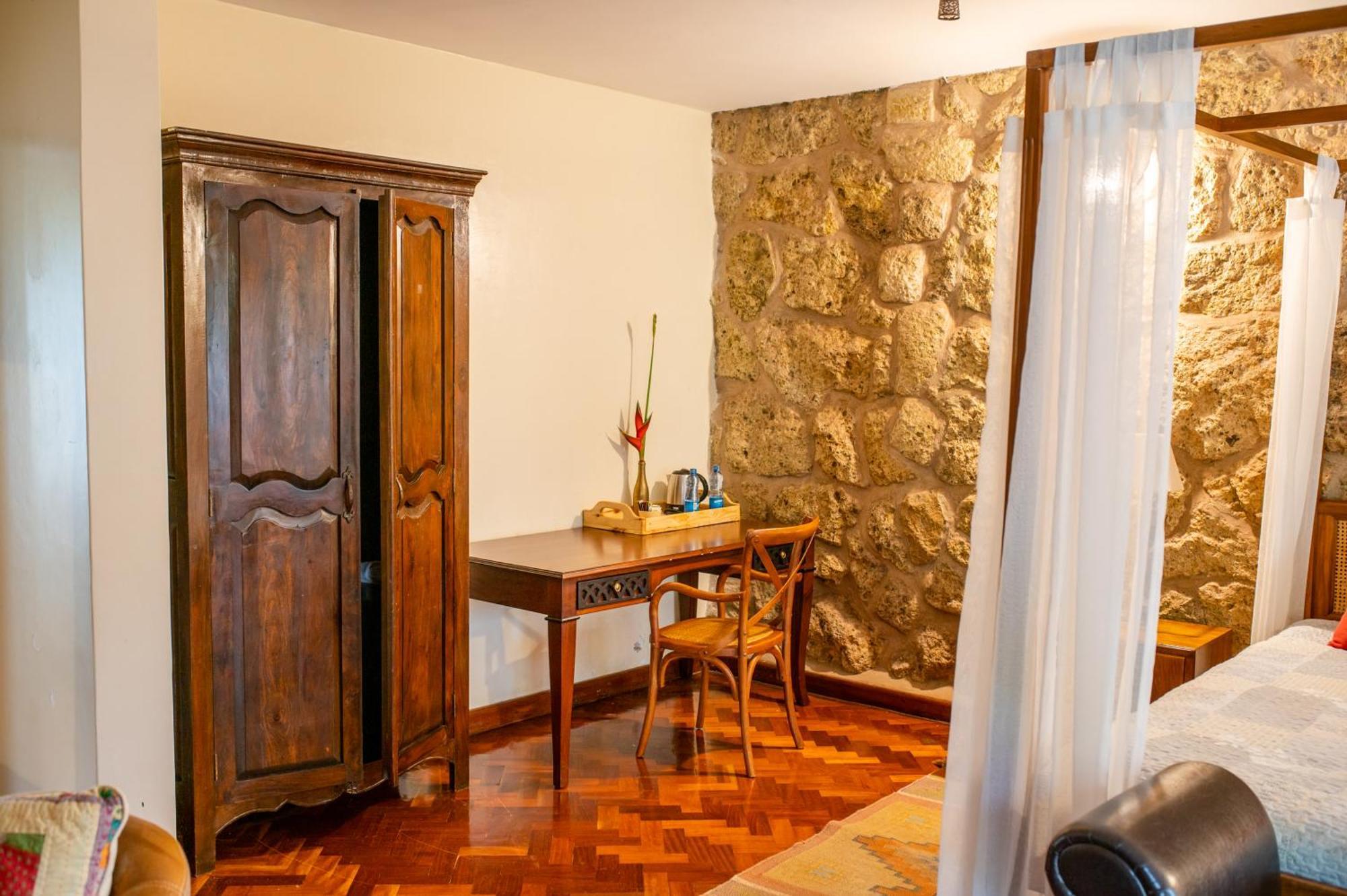 Отель Zereniti House Muyaka Экстерьер фото